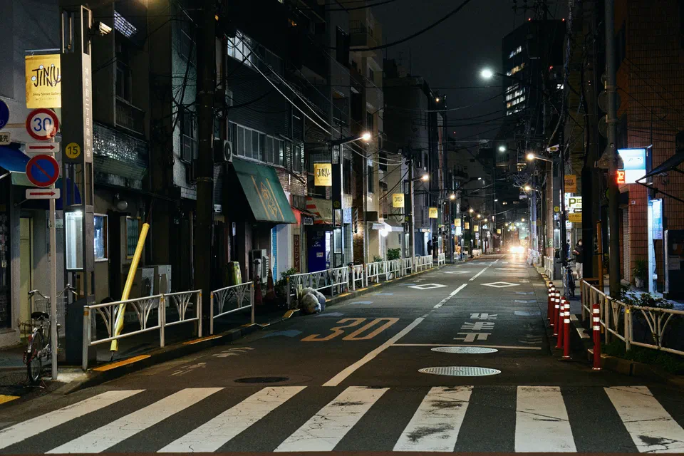 夜の神宮前二丁目の通り。灯る街灯に黄色いJinnyの旗